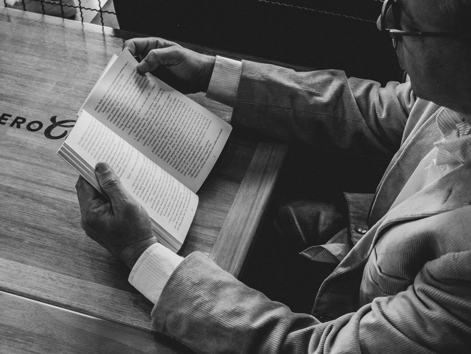 O Relógio Quebrado: Você está vivendo ou apenas postando?