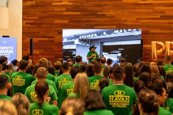 Luciano Hang celebra pagamento do PPR com 22 mil colaboradores da Havan Luciano Hang comemora pagamento do PPR com os 22 mil colaboradores