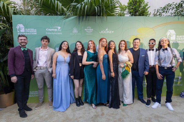 Instituto Playing For Change leva a cultura brasileira ao Impact Awards, em Miami A participacao do Instituto Playing For Change reforca como a cultura pode inspirar unir e criar oportunidades para aqueles que mais precisam Foto World Red Eye