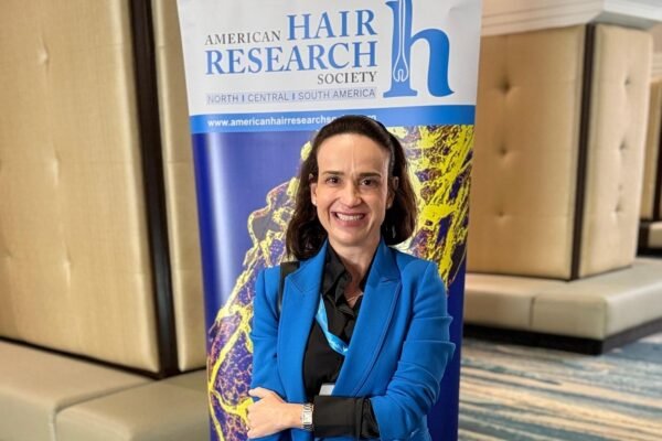 Inovações na Dermatologia: médica de Florianópolis compartilha tendências apresentadas no congresso da Academia Americana de Dermatologia Dra Debora Cadore em congresso de Dermatologia em Orlando foto Divulgacao