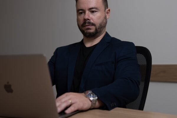 Como manter o conforto térmico em ambientes abertos durante o frio intenso Rafael Barbosa CEO da Smart Air Climatizadores afirma que o clima mais ameno traz uma atmosfera propicia para o lazer. Foto por Felipe Costa min