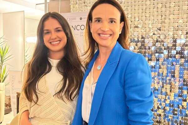 Evento “Skincodes” apresenta inovação em tratamentos dermatológicos em Florianópolis A empresaria Ana Paula Winckler da marca Mineraux Beauty com a medica dermatologista Dra Debora Cadore Foto Ricardo Verka